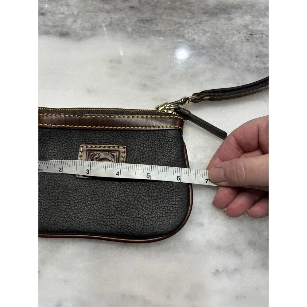 VTG Dooney & Bourke Womens Leather Wristlet Black Tan Pebbled Clutch Wallet